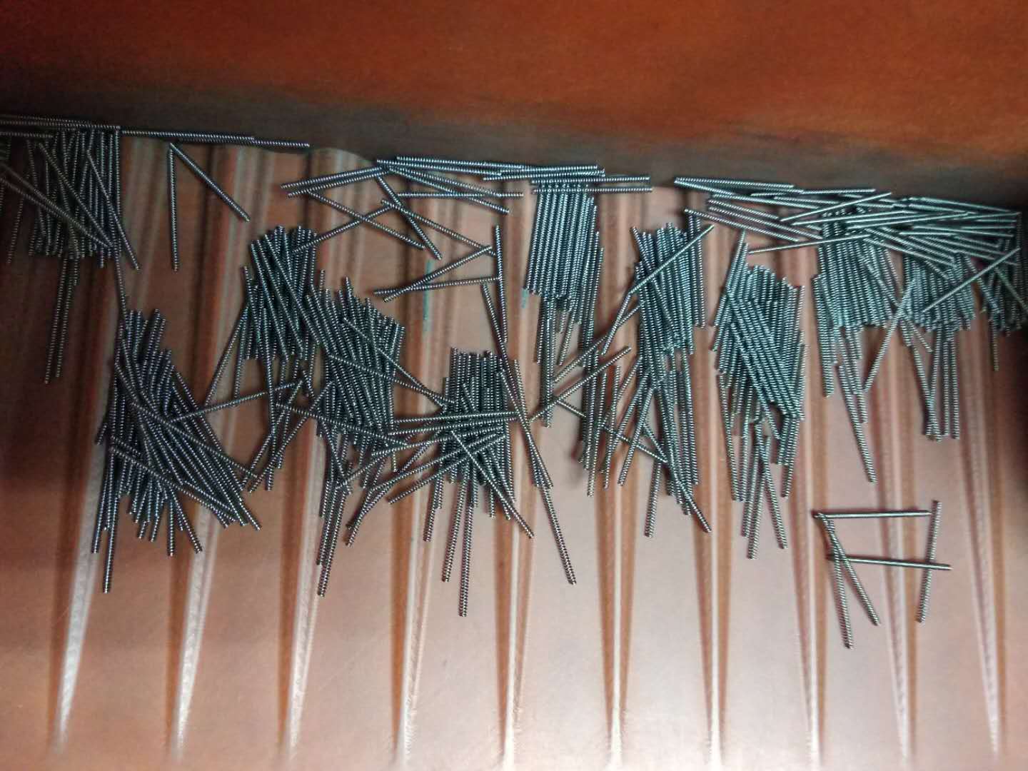 细弹簧整列