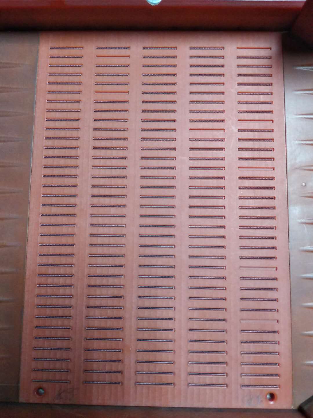 弹簧整列到治具板图