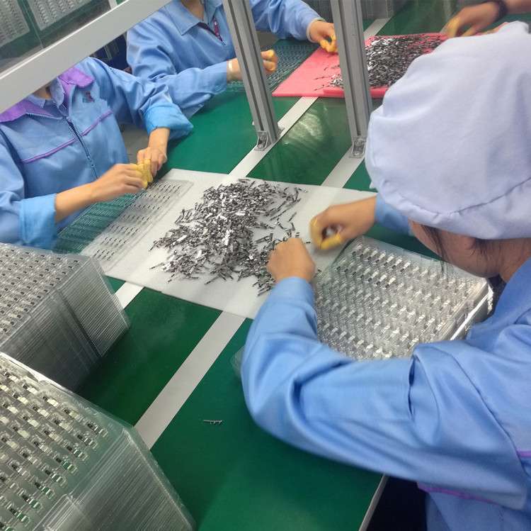 人工手动零件摆盘包装吸塑盘