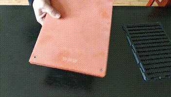 翻转扣到整列好的五金零件治具工装后进行