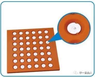 回旋式整列机定位角度后零件排列在治具板中的状态图