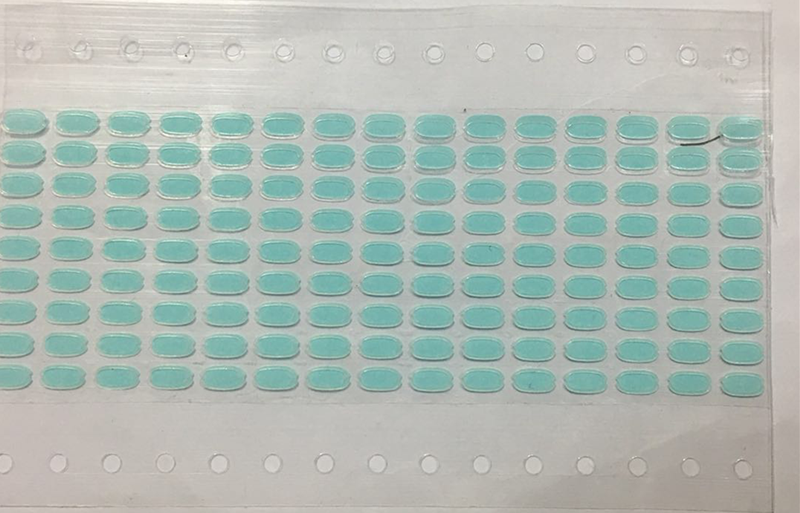 自由人振料机排列好的小薄片粘贴胶带