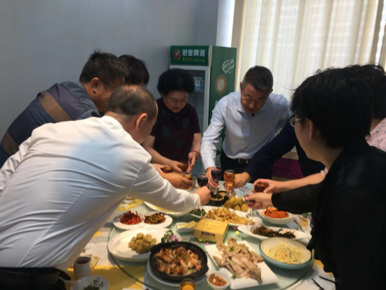 金会长一行人在康泰酒店