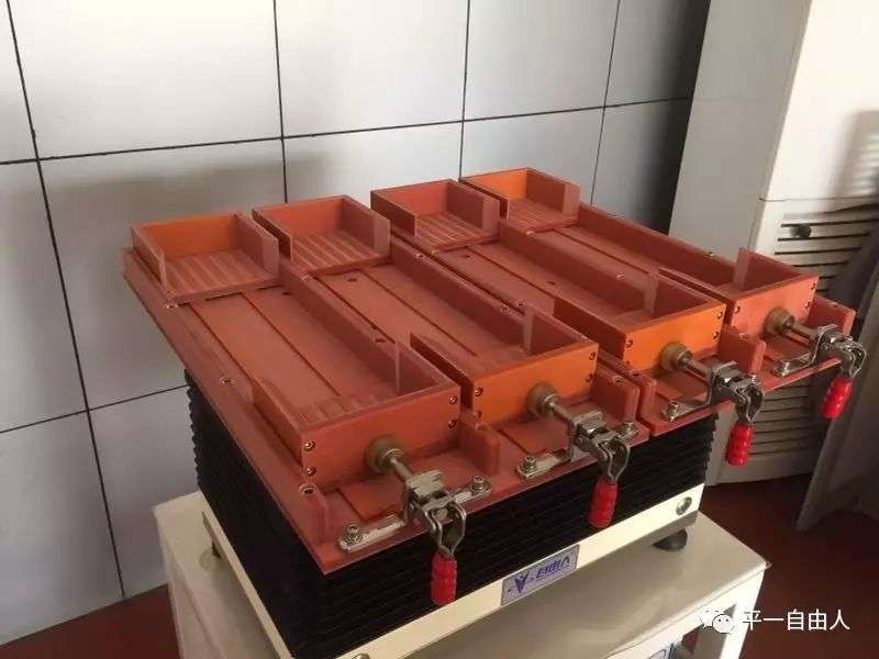 自由人整列机料槽