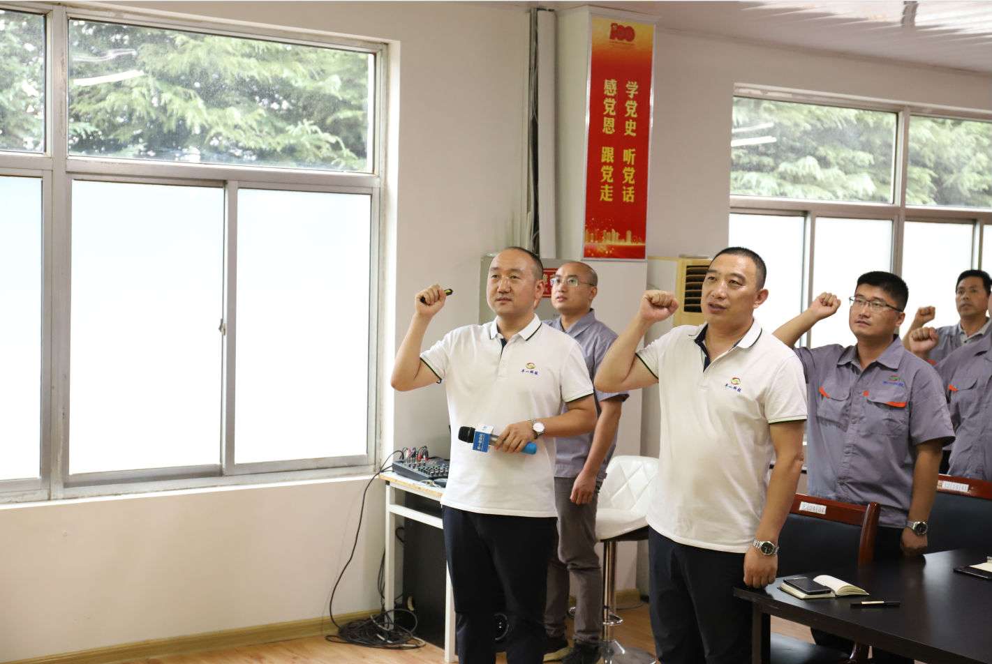 金鹏总经理带头宣誓